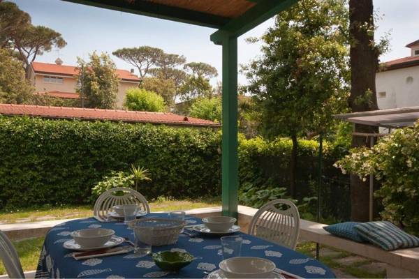 House in Marina di Pietrasanta with large garden 300 meters from the sea