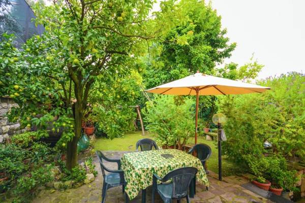 One bedroom appartement with sea view furnished garden and wifi at Sorrento 1 km away from the beach