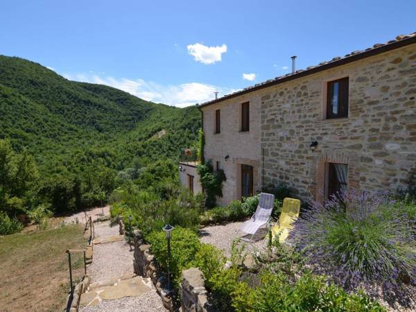 Quaint Cottage in Pergola with Garden