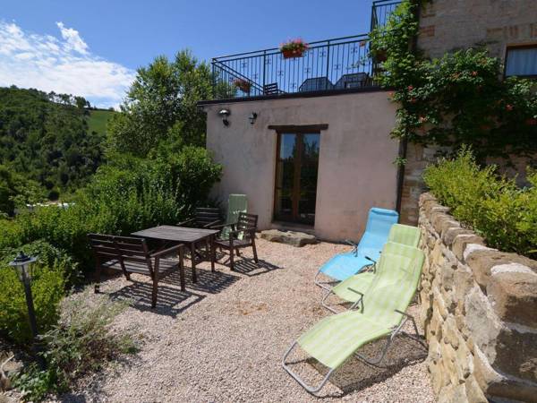 Apartment in restored farmhouse beautiful views over the hills and pool
