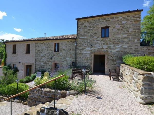Apartment in restored farmhouse beautiful views over the hills and pool