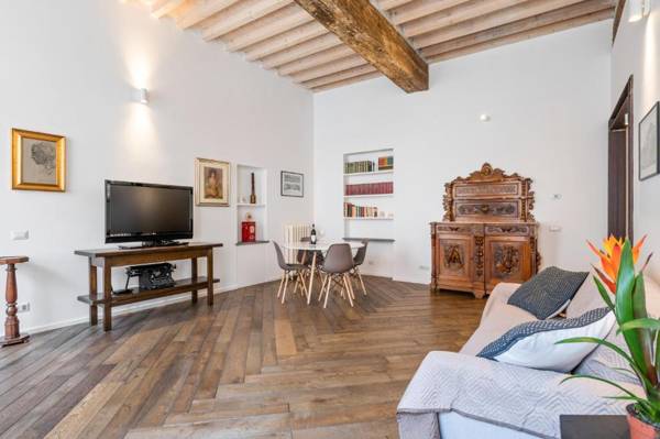 Palazzo della Pilotta Roomy and Quiet Flat