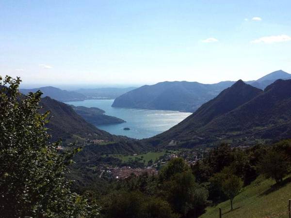 Idyllic Apartment in Vello with Balcony Garden Furniture