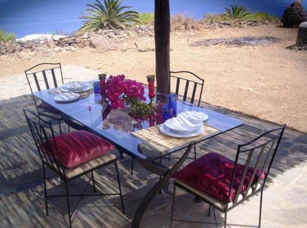 Studio with sea view and furnished garden at Pantelleria 1 km away from the beach