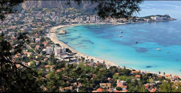 Hola Cathedral House