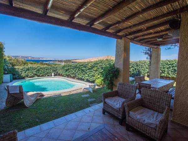 Villa con Piscina e Vista Mare