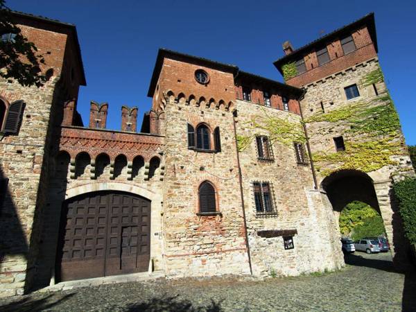 Historic Castle in Tagliolo Monferrato Amidst Vineyards