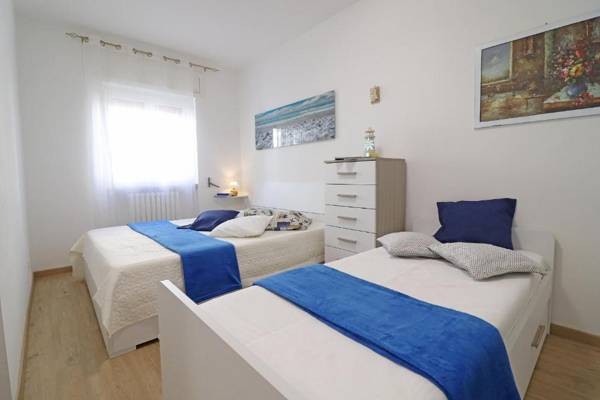 Holiday Apartment With Wi-fi Air Conditioning And Balcony; Pets Allowed