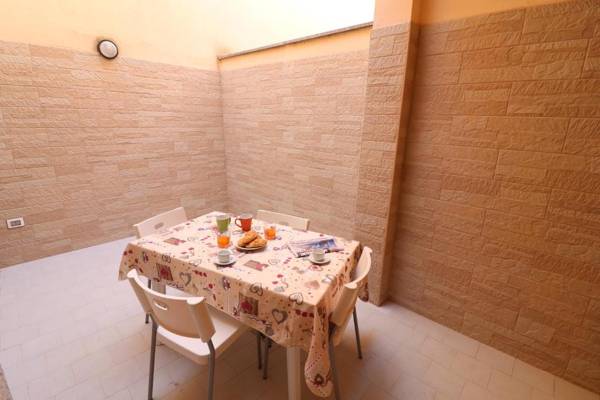 Central Apartment With Wi-fi Air Conditioning And Courtyard; Pets Allowed