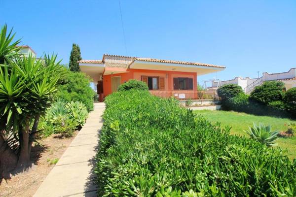 2 bedrooms house at Lido di Noto 300 m away from the beach with sea view enclosed garden and wifi