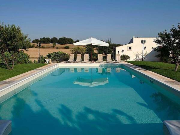 Ancient countryside residence with pool in the heart of the Baroque Sicily.