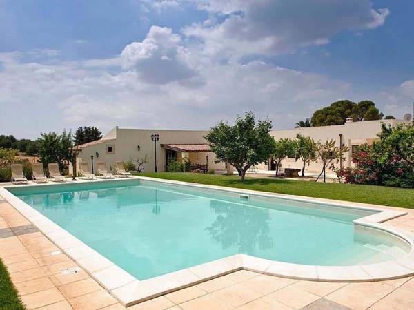 Ancient countryside residence with pool in the heart of the Baroque Sicily.