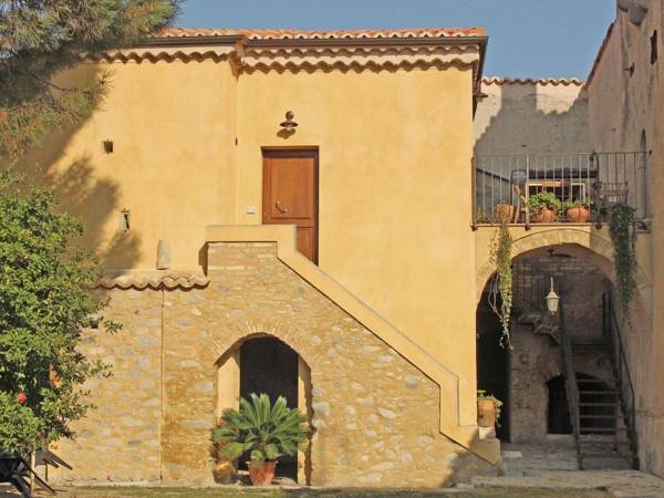 Holiday home on an estate surrounded by citrus and olive trees 7 km from the sea.