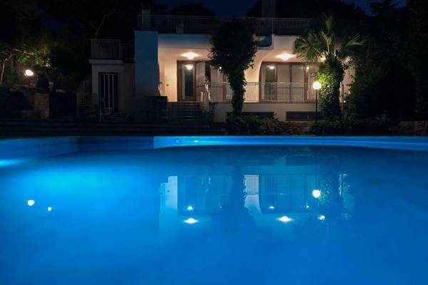 Villa 6 camere bagni piscina Wifi animali m200