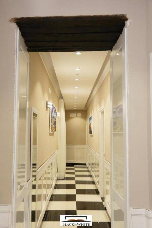 Residence Black & White