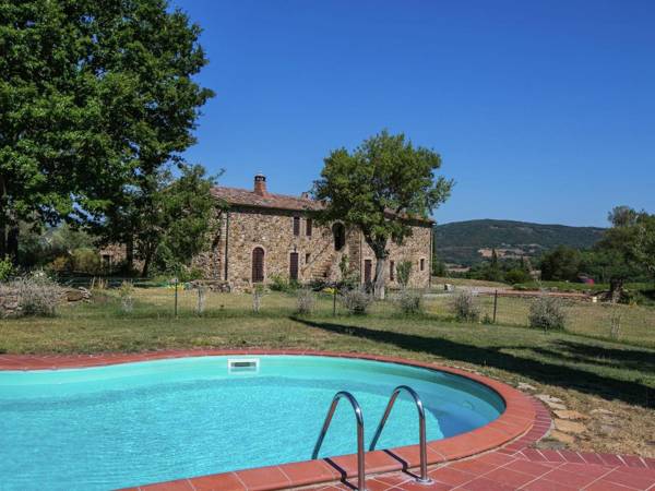 Apartment in a rustic house in the Tuscan hills 20 minutes from the sea
