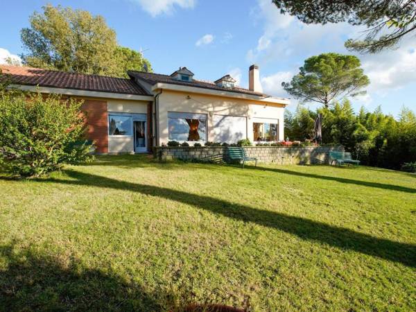 Exquisite Villa in Montefiascone with Garden