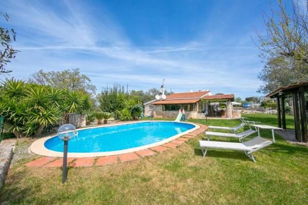 La casa sulla roccia trullo with pool