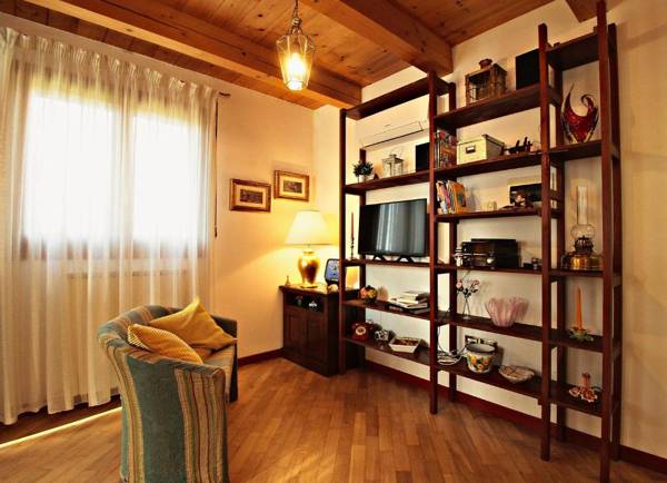 CA' LEONE - Regina Vittoria - Apartment in Villa with Pool