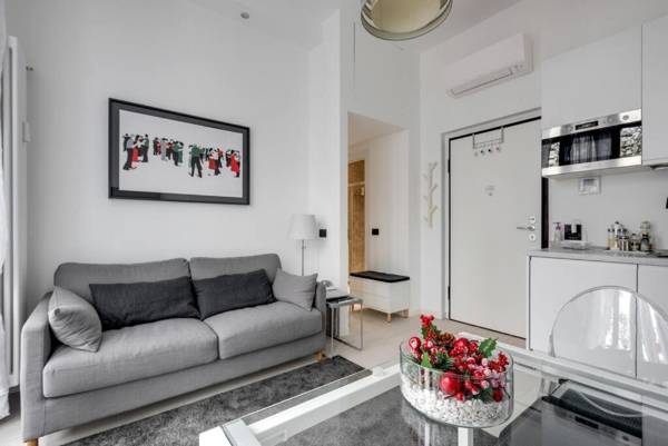 Easylife - L abbraccio dell affascinante P Romana