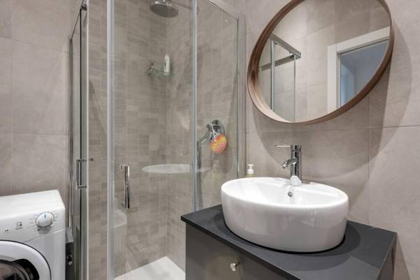 Easylife - L abbraccio dell affascinante P Romana