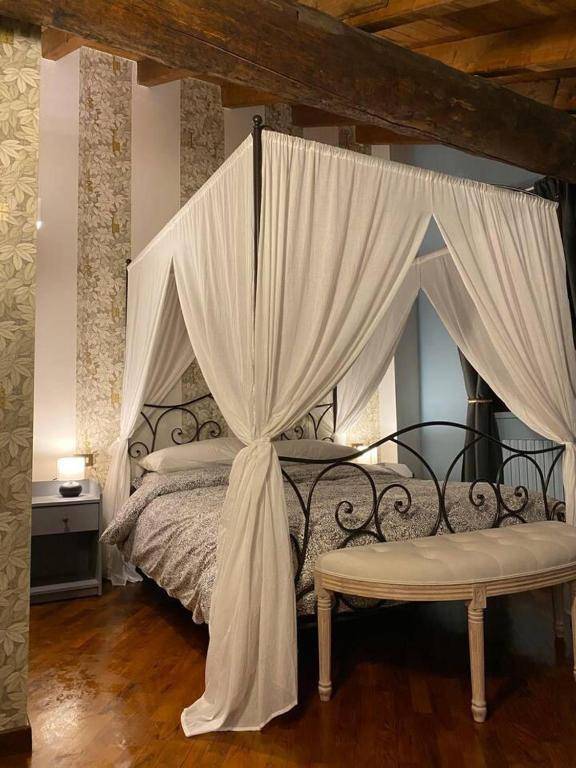 Design Villa with parking Navigli area Milan IT