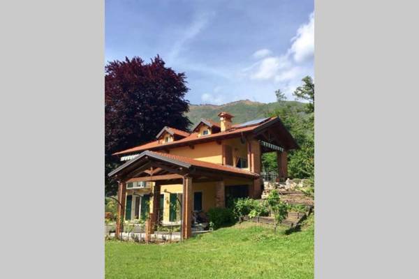 The comfortable house with big pool in the center of Mergozzo