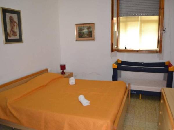 Cosy Apartment Near The Beach With Patio; Pets Allowed; Parking Available