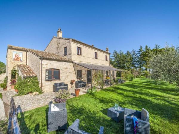 Ravishing Holiday Home in Fermo with Private Swimming Pool