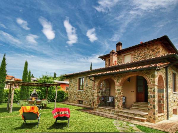 Apartment in Tuscan style with view of the hills and near a village