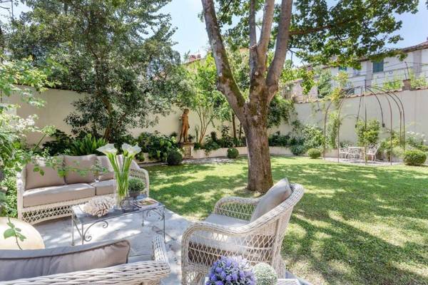 LA CASINA Luxury Apartment inside the Walls of Lucca with Garden airconditioning Wifi