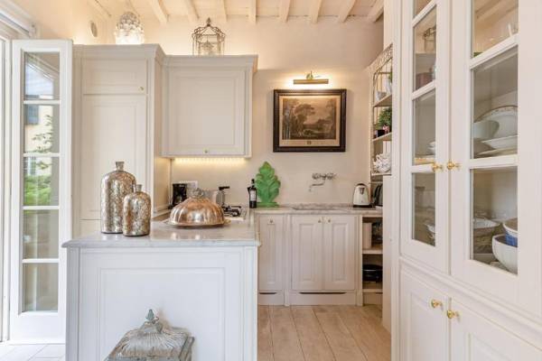 LA CASINA Luxury Apartment inside the Walls of Lucca with Garden airconditioning Wifi