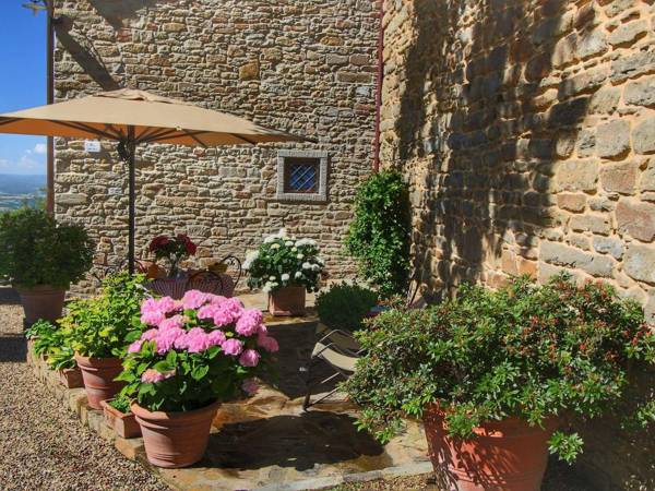 Majestic Farmhouse in Loro Ciuffenna with Pool