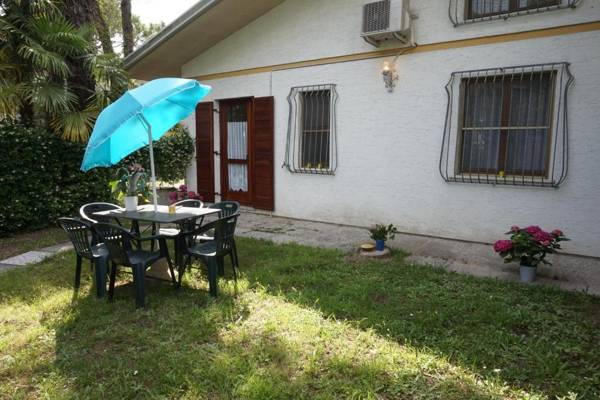 Lovely semi-detached villa with private garden