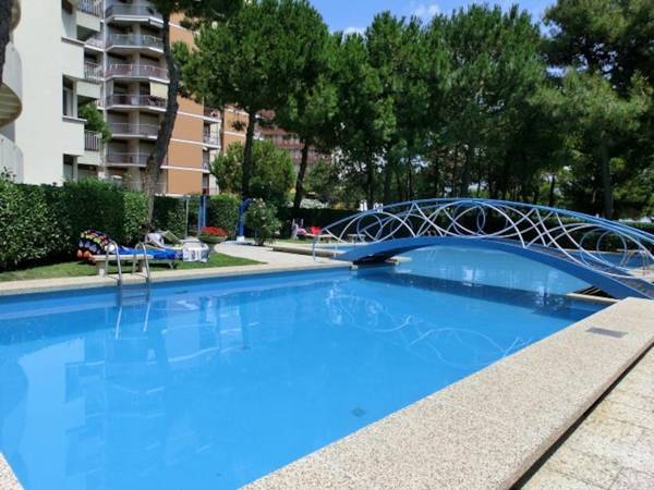 Fantastic three-room apartment with terrace garden swimming pool and sea view