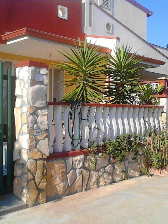 3 bedrooms house at Santa Maria del Focallo 800 m away from the beach with enclosed garden