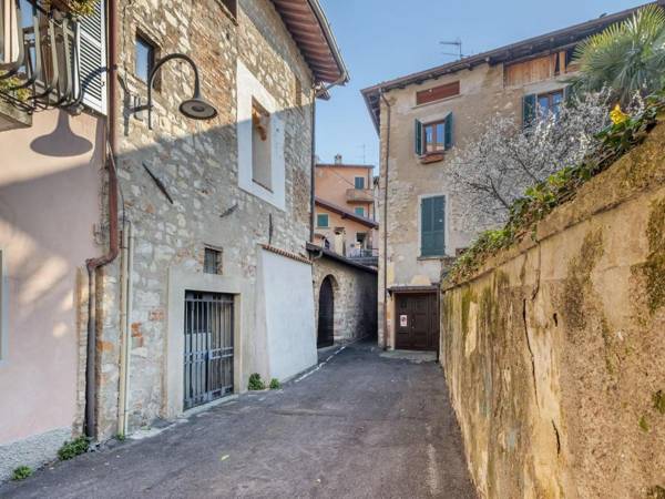 Lakeside Holiday Home in Clusane with Balcony