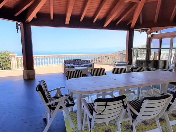 Divine Holiday Home in Giosa Marea with Sauna and Jacuzzi