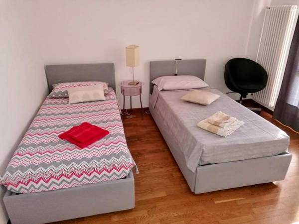 Villa con ampio giardino esterno e piscina condominiale