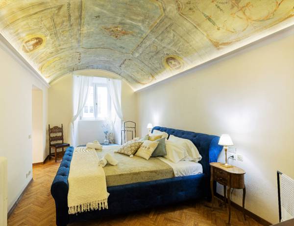 Historic Apt w Kitchen & Washer - Walk Everywhere!