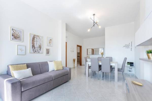 Luminoso Appartamento con Terrazzo e Balcone - Vicino all'Università