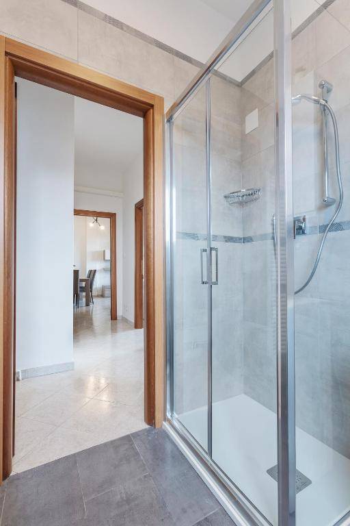 Luminoso Appartamento con Terrazzo e Balcone - Vicino all'Università