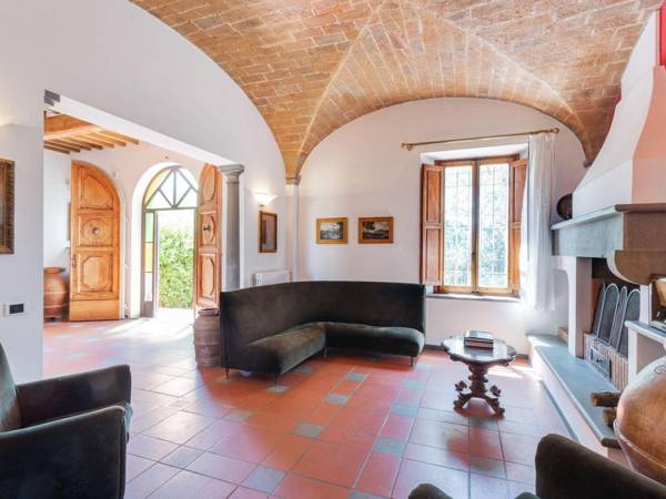 Spacious Villa in Empoli with Swimming Pool