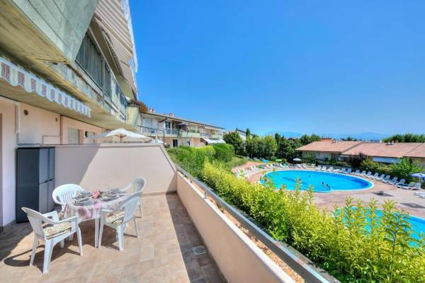 Kristall Lago Pool View