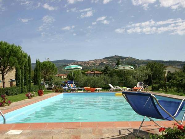 Chic Holiday Home in Cortona with Swimming Pool