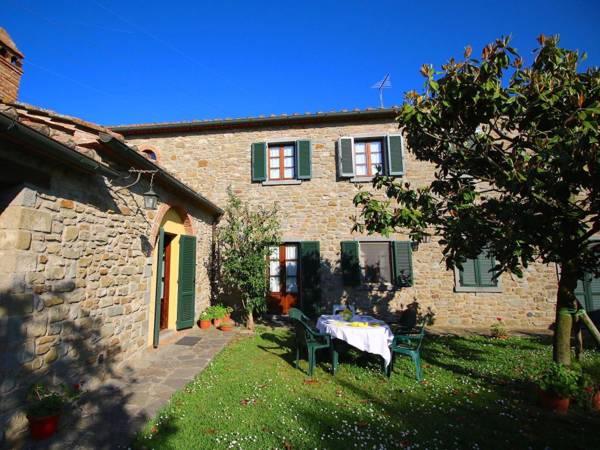 Cosy Holiday Home in Cortona with Swimming Pool