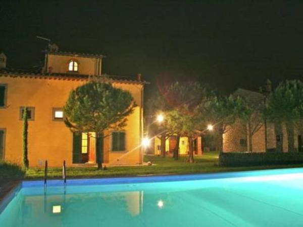 Farmhouse with private terrace garden and pool overlooking the town of Cortona