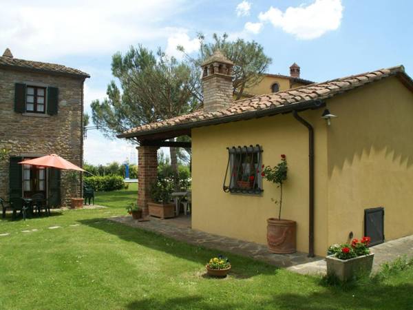Beautiful holiday home with view over Cortona in beautiful surroundings