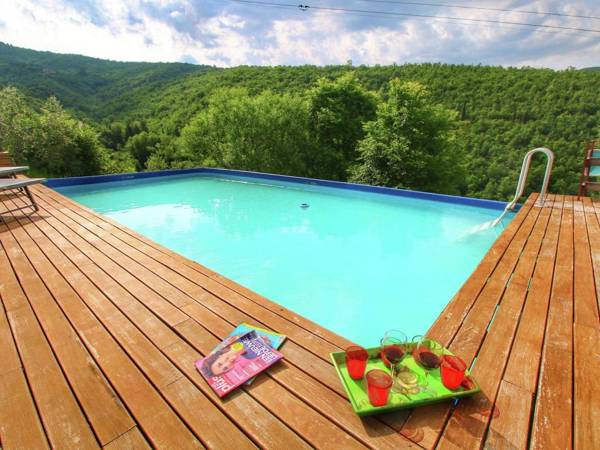 Striking Farmhouse in Cortona with Garden