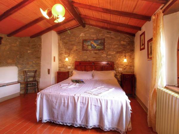 Striking Farmhouse in Cortona with Garden